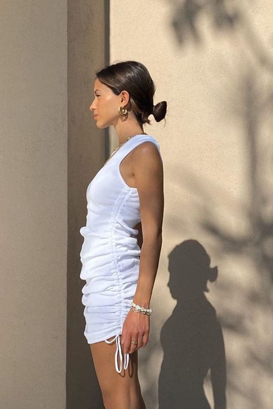 CM | Vestido corto sin mangas con textura y estilo moderno