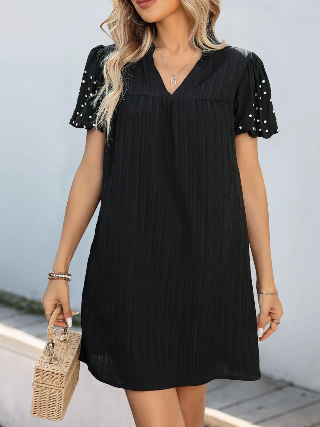 CM | Minivestido texturizado con escote en V y manga corta