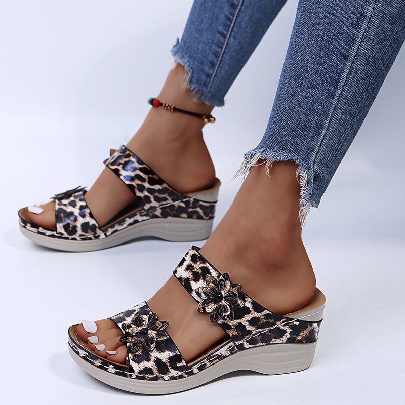 CM | Sandalias de cuña de piel con estampado de leopardo y suela blanda