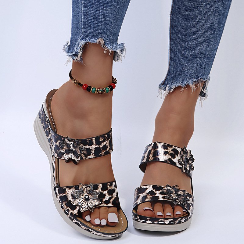 CM | Sandalias de cuña de piel con estampado de leopardo y suela blanda