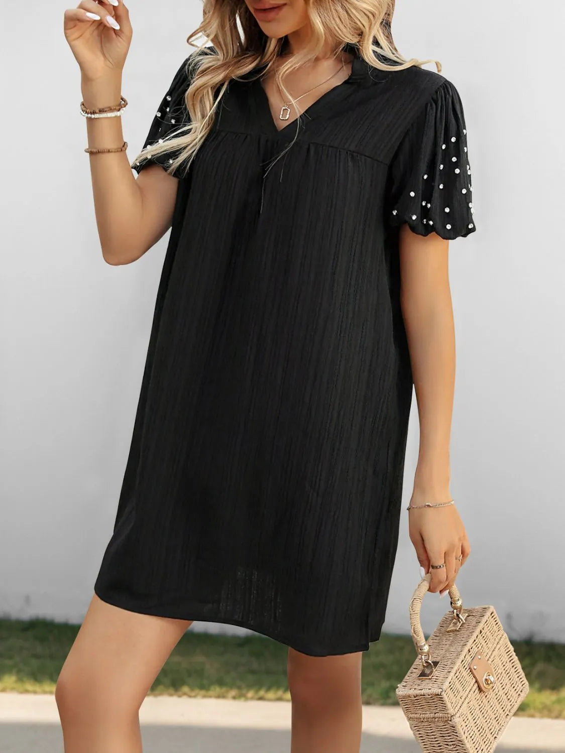 CM | Minivestido texturizado con escote en V y manga corta