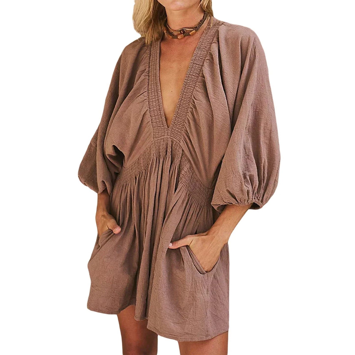 CM | Minivestido chic con un profundo escote en V para una elegancia sin esfuerzo