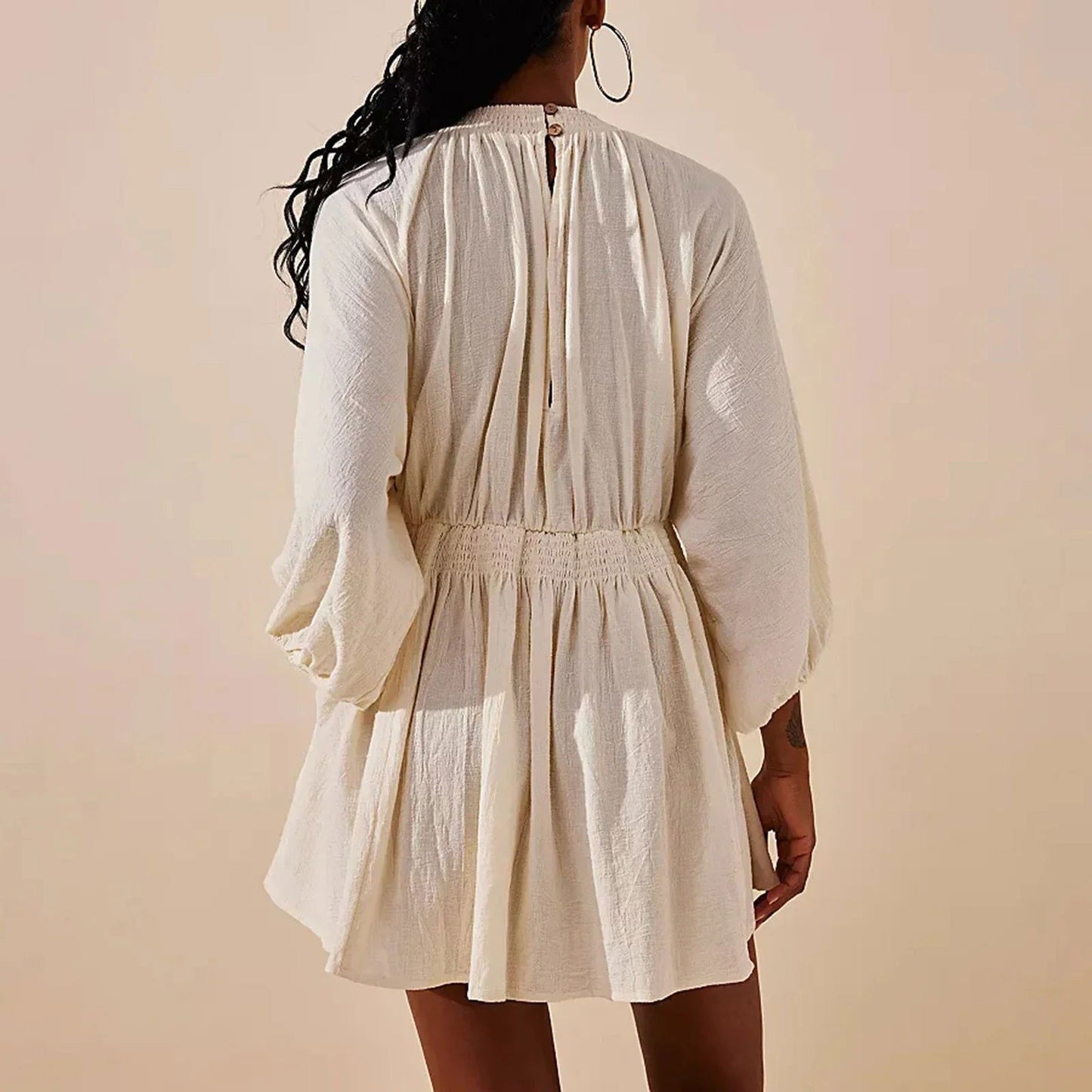 CM | Minivestido chic con un profundo escote en V para una elegancia sin esfuerzo