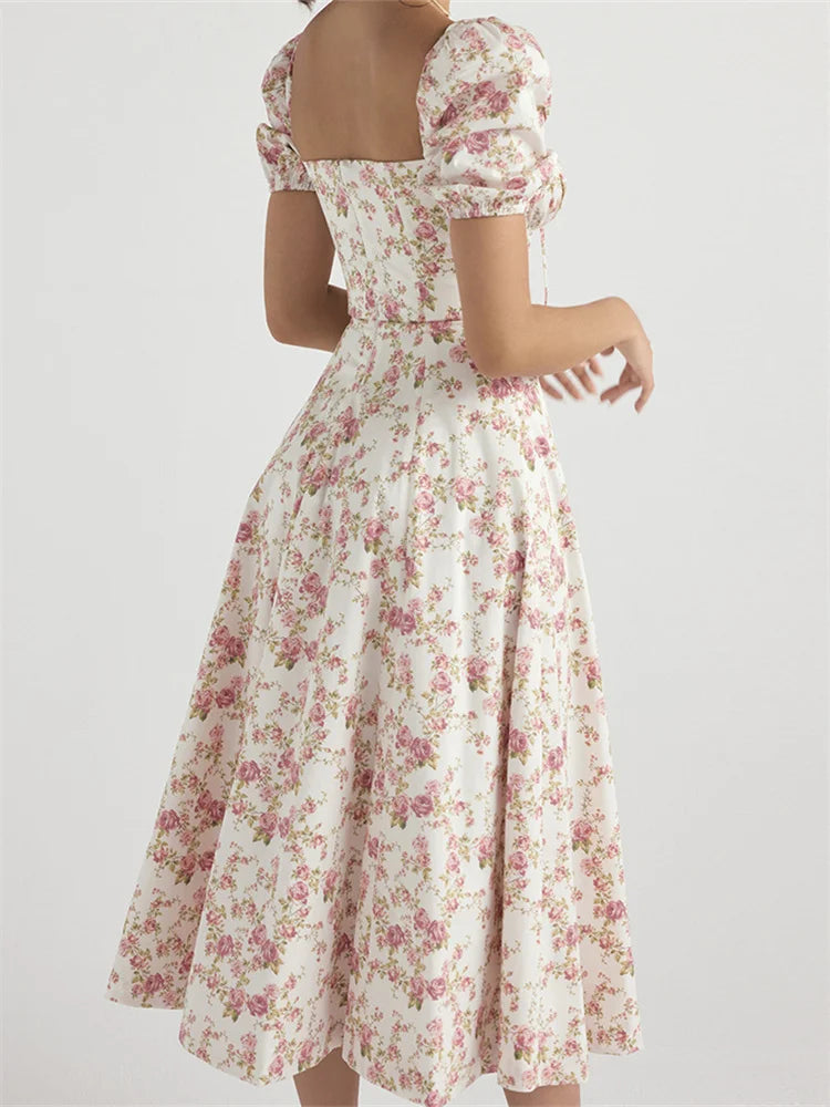 CM | Vestido midi con escote cuadrado, estampado floral y cordones, sin mangas y con tirantes.