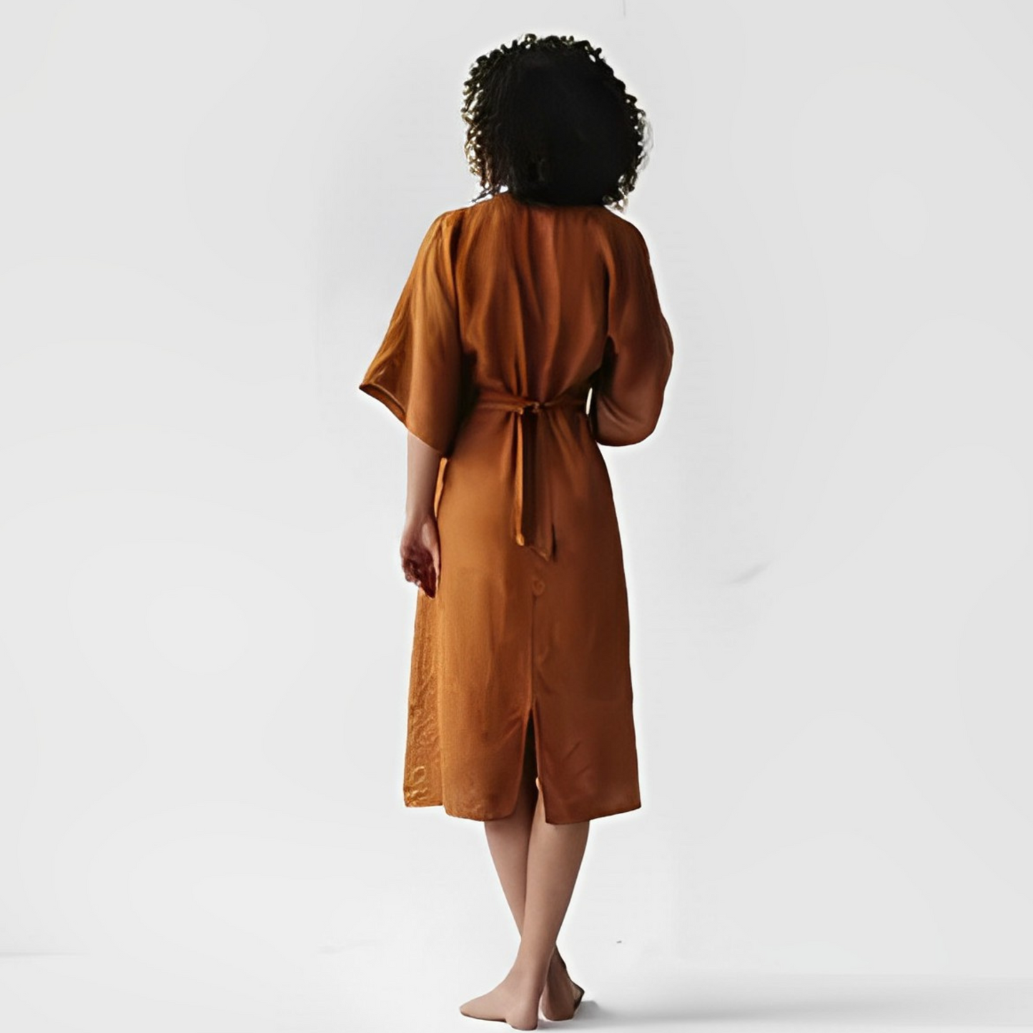 CM | Cuello en V - Mangas kimono - Cintura entallada - Elegante largo midi