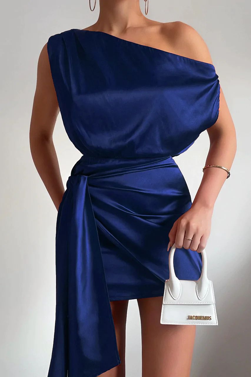CM | Elegante mini vestido de un hombro con un favorecedor corte