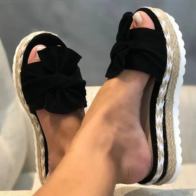 CM | Heidi con tacón de cuña y detalle de lazo