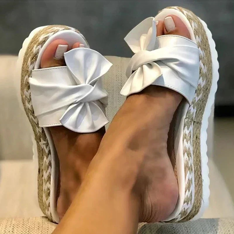 CM | Heidi con tacón de cuña y detalle de lazo