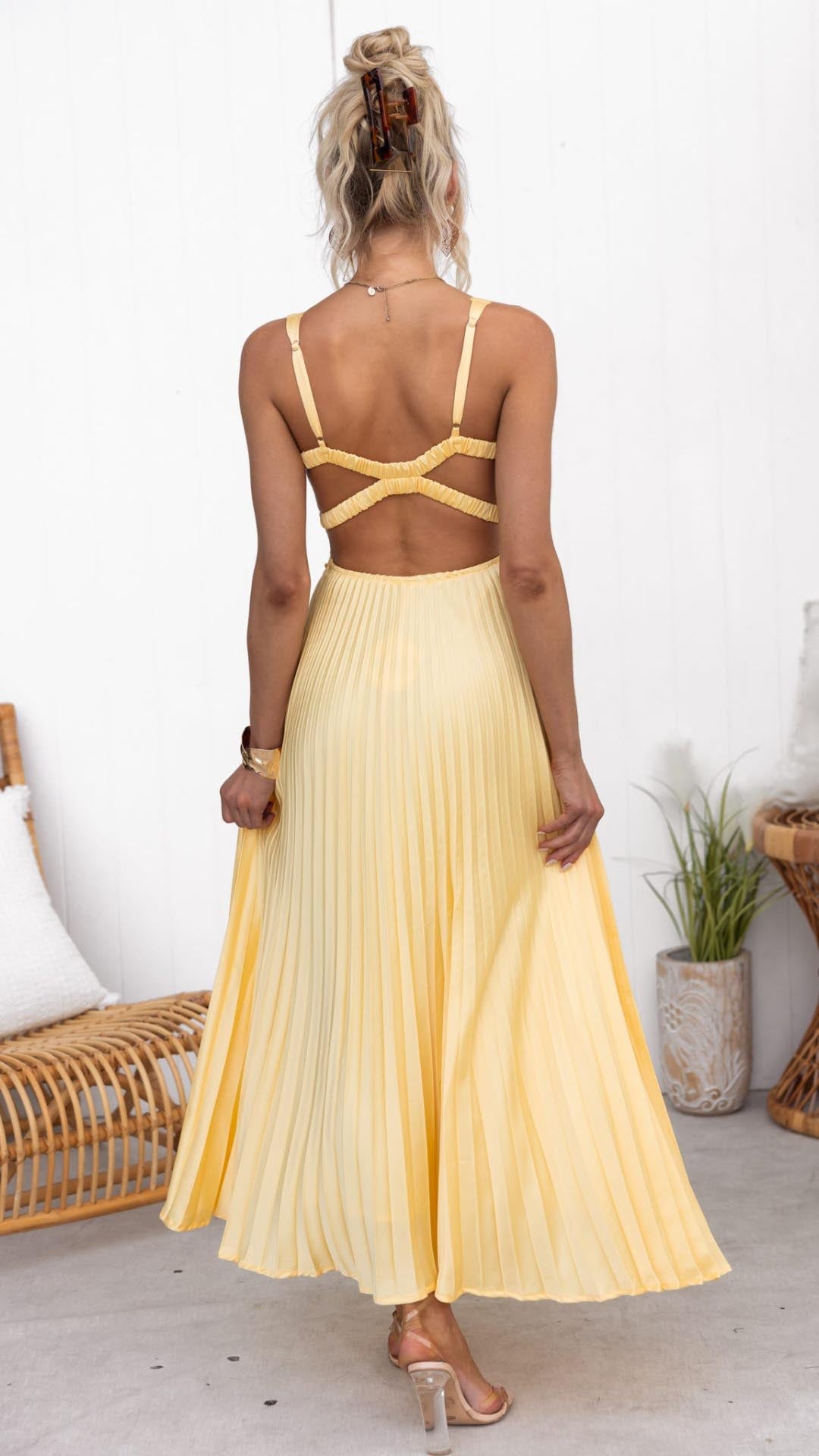 CM | Maxi vestido con cuello en V plisado amarillo