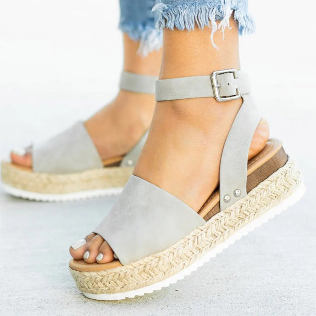 CM | Elegantes sandalias de cuña con puntera abierta