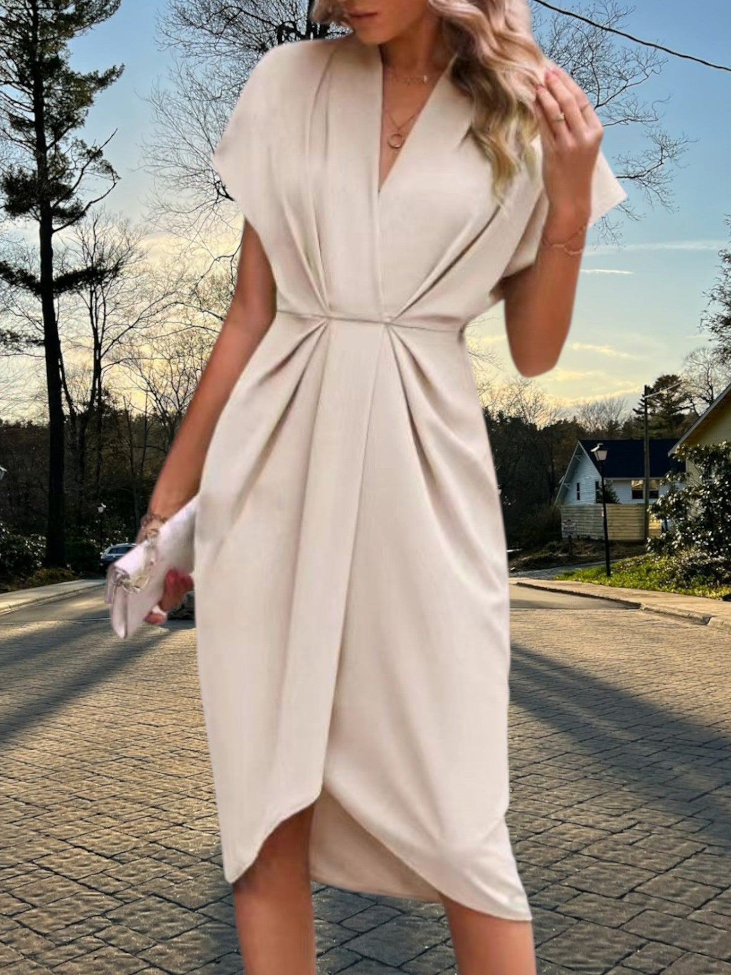 CM | Vestido midi de tejido suave con pliegues irregulares y mangas cortas