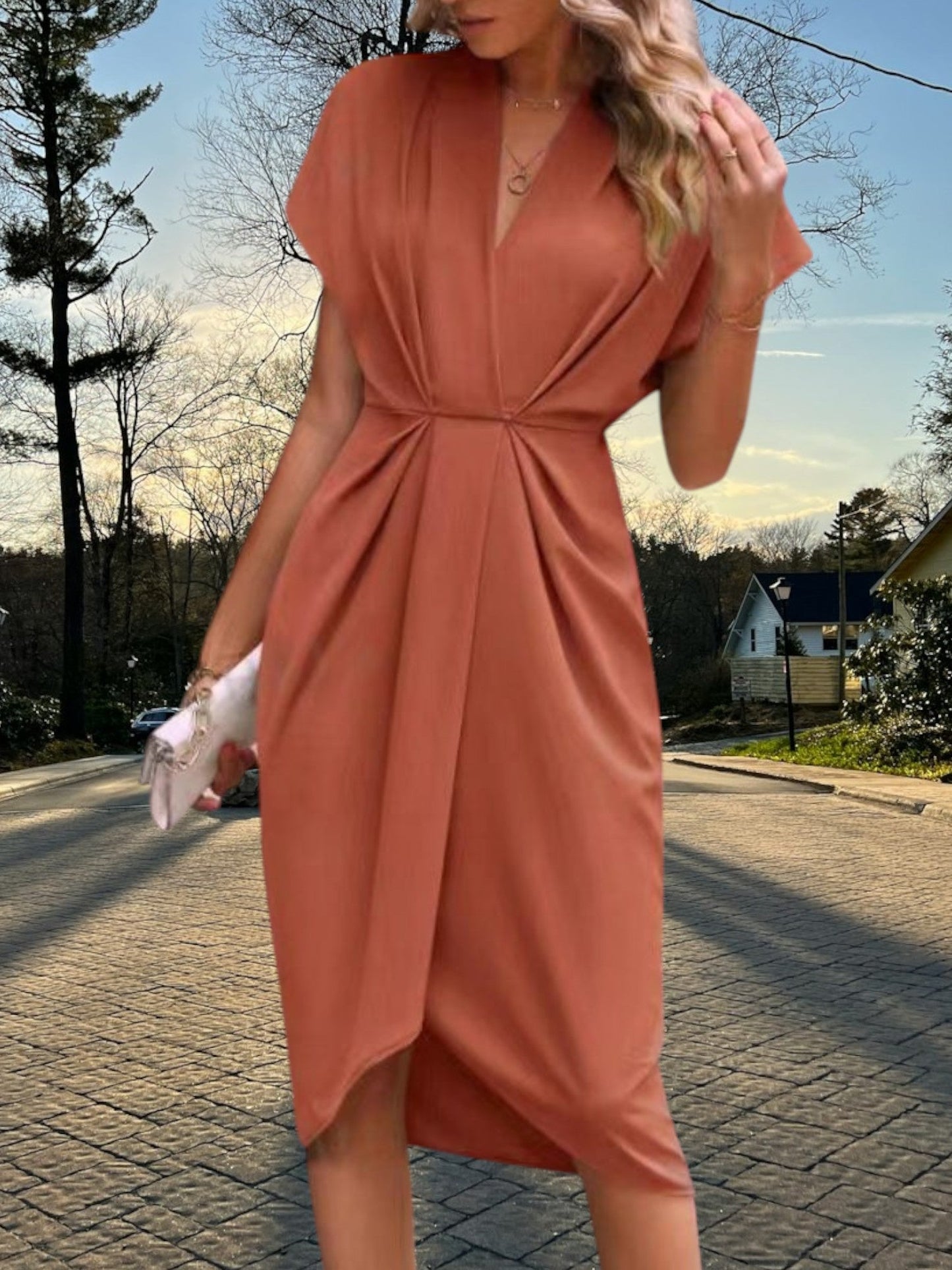 CM | Vestido midi de tejido suave con pliegues irregulares y mangas cortas
