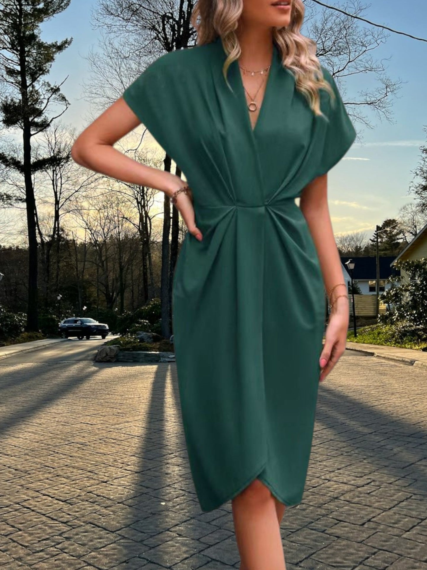 CM | Vestido midi de tejido suave con pliegues irregulares y mangas cortas