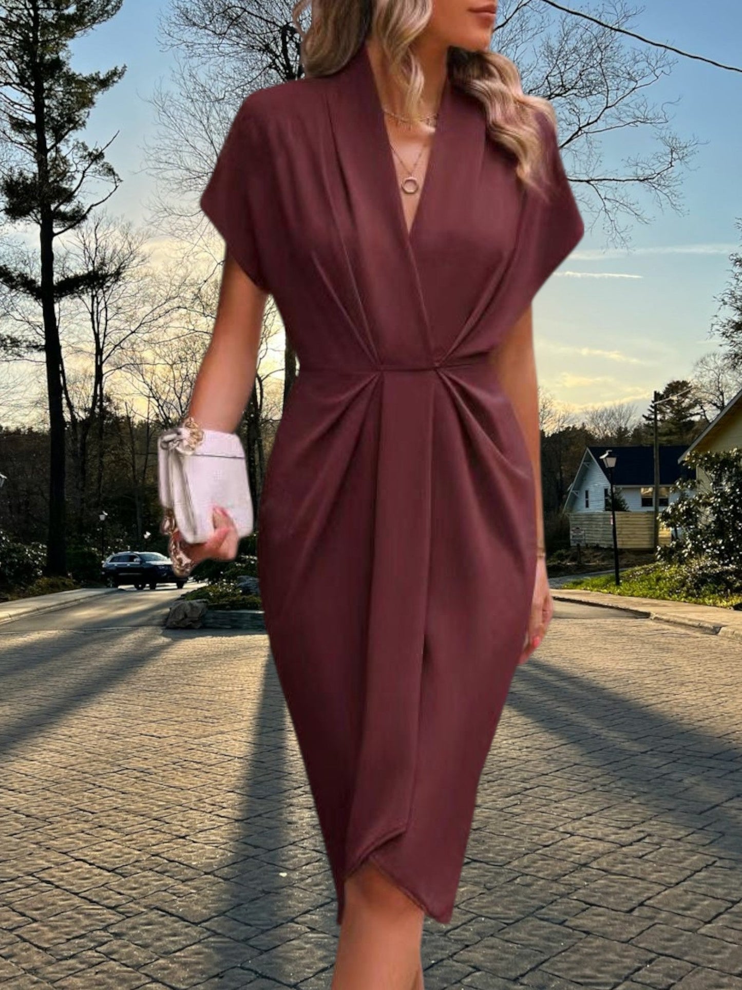 CM | Vestido midi de tejido suave con pliegues irregulares y mangas cortas