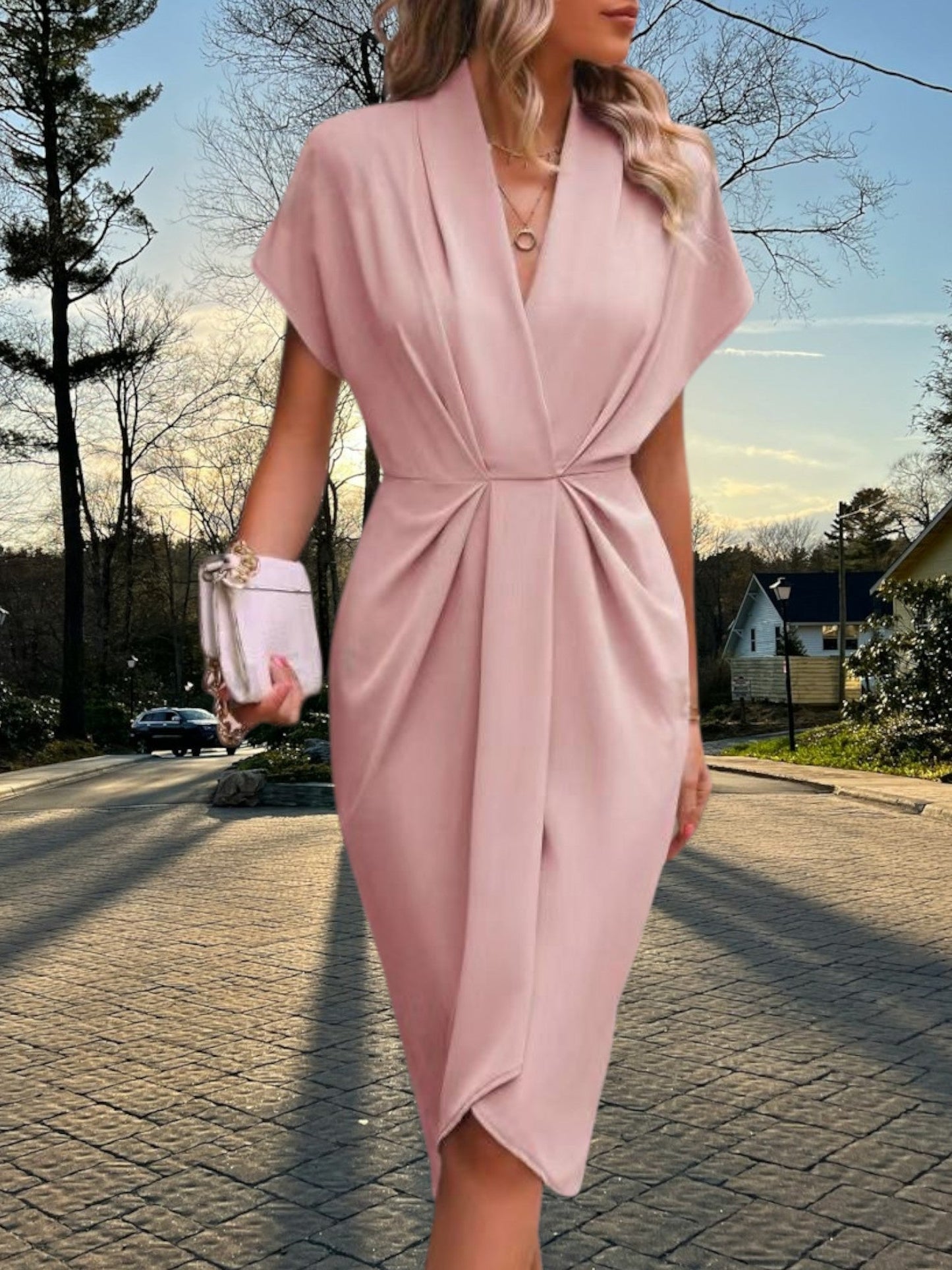 CM | Vestido midi de tejido suave con pliegues irregulares y mangas cortas