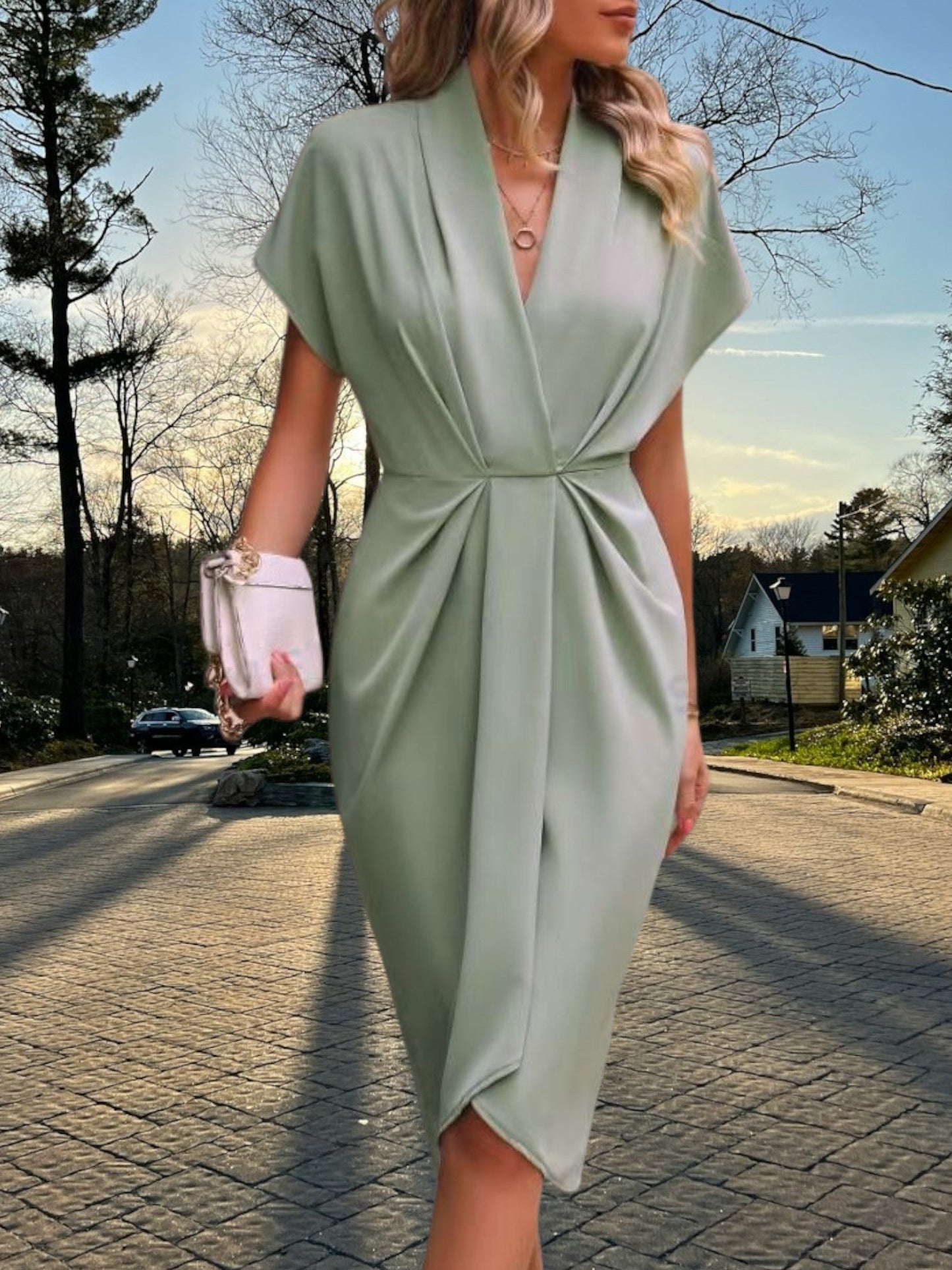 CM | Vestido midi de tejido suave con pliegues irregulares y mangas cortas