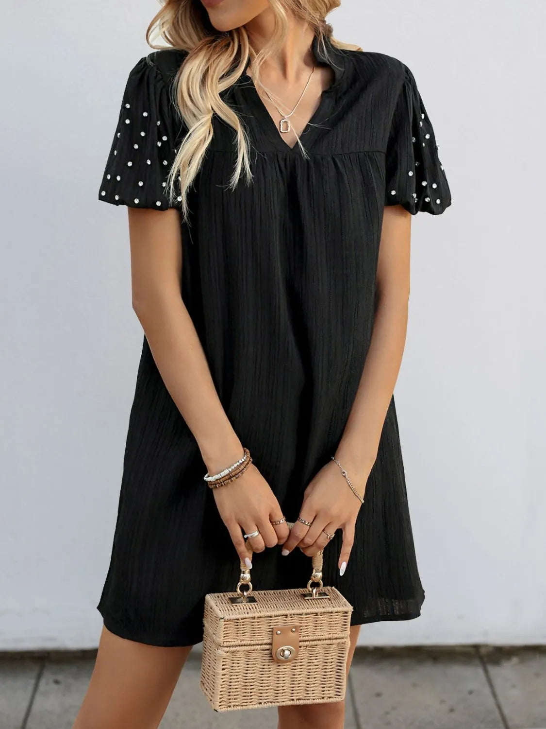 CM | Minivestido texturizado con escote en V y manga corta