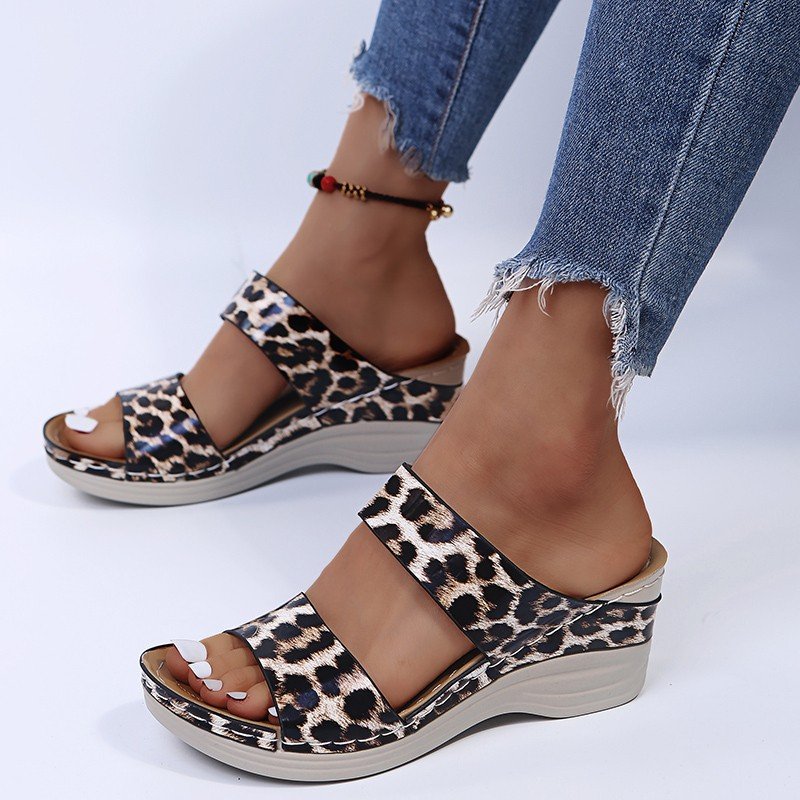 CM | Sandalias de cuña de piel con estampado de leopardo y suela blanda