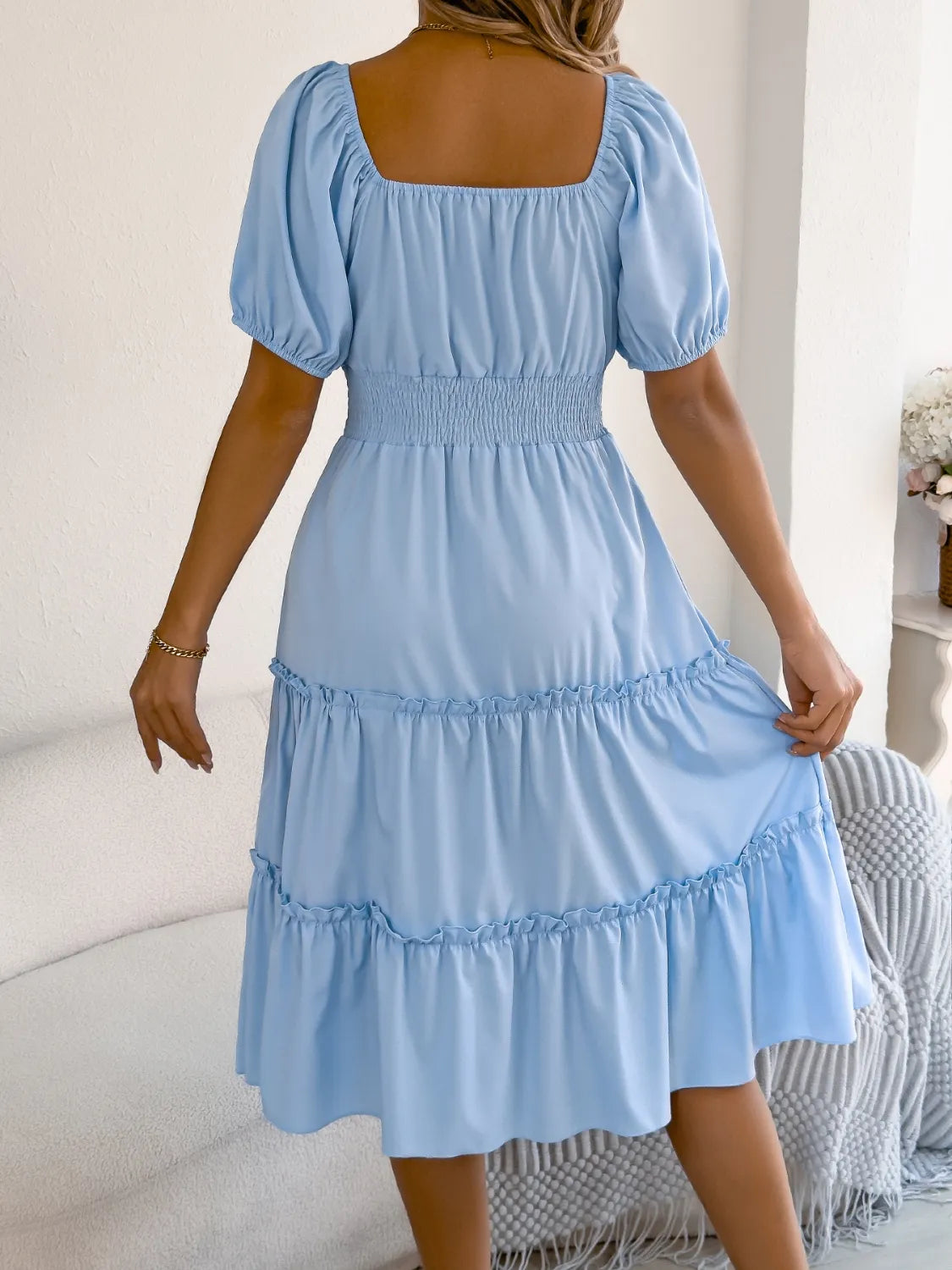 CM | Escote cuadrado Vestido corto con mangas abullonadas
