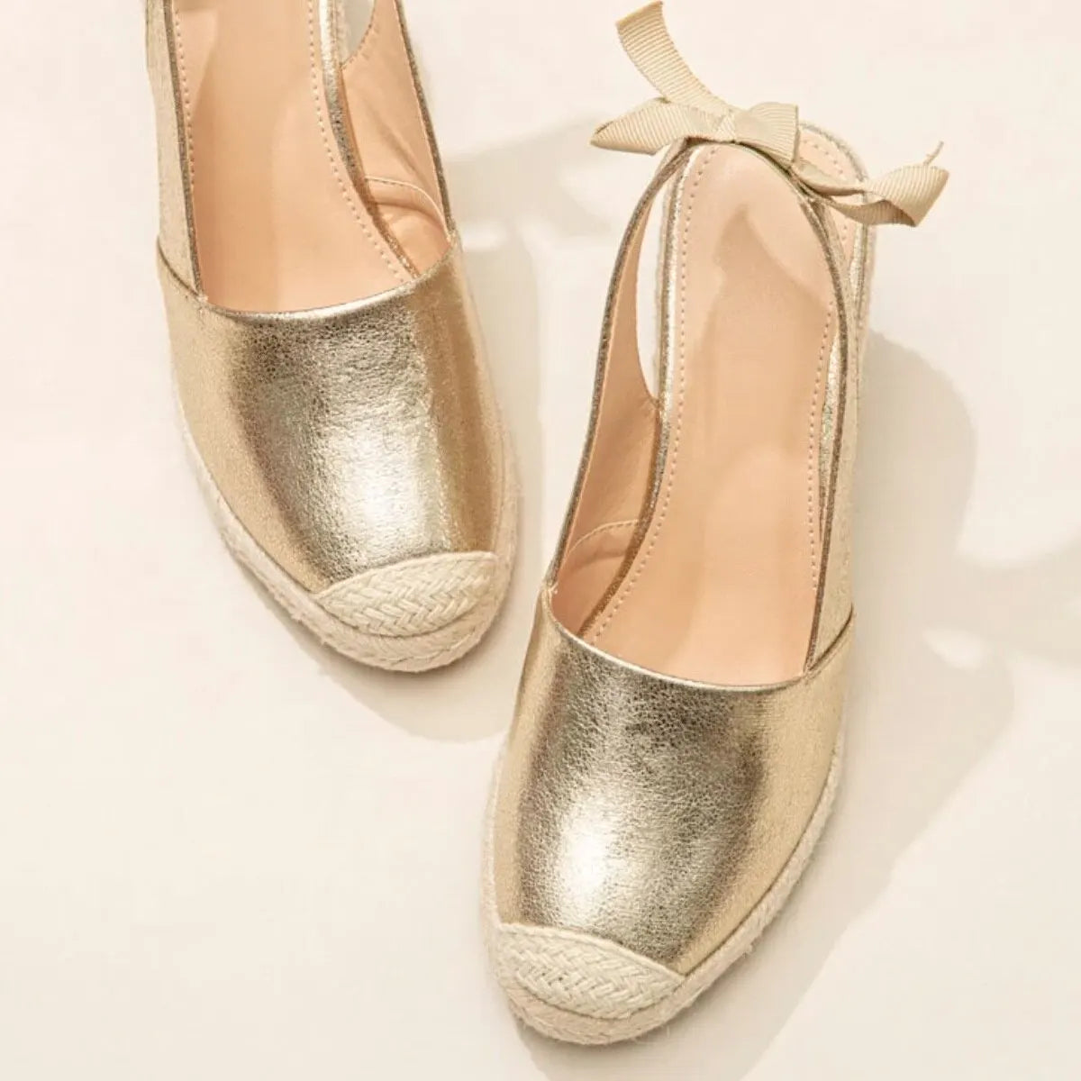 CM | Sandalias Con Hebilla En Color Dorado