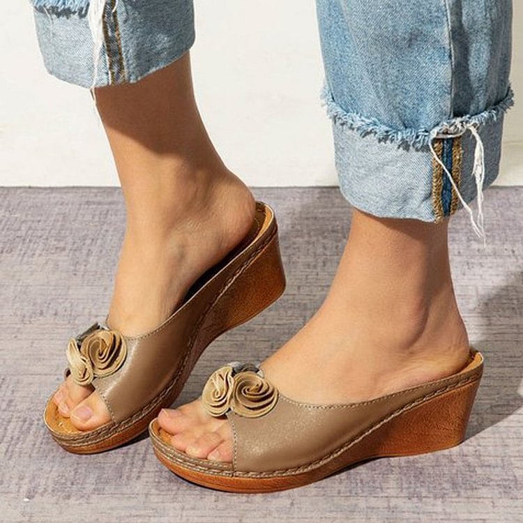 CM | | Cómodas sandalias florales de piel