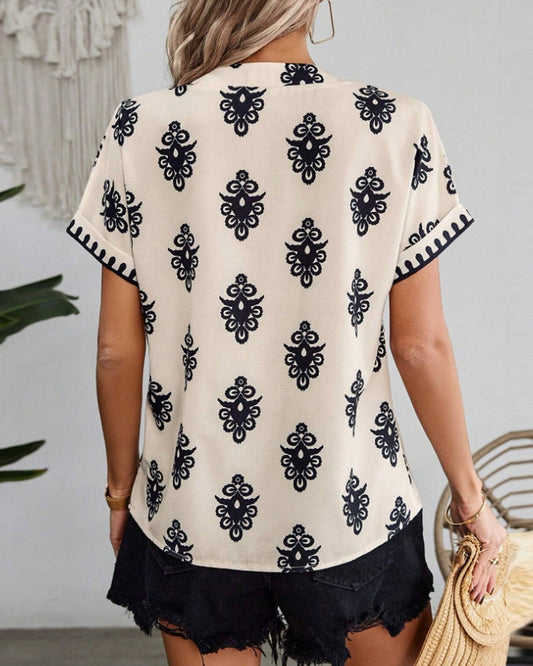 CM | Elegante blusa estampada con escote en V y manga corta