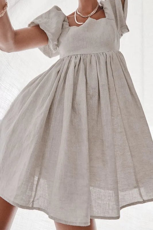 CM | Vestido casual sencillo con parches monocromáticos, escote cuadrado y manga corta princesa