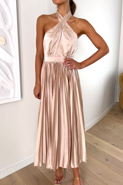 CM | Beaming Smile vestido midi plisado de satén con cuello halterneck
