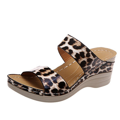 CM | Sandalias de cuña de piel con estampado de leopardo y suela blanda