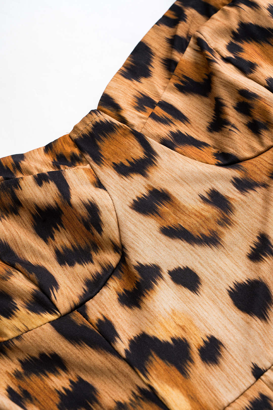 CM | Vestido midi con atrevido estampado de leopardo