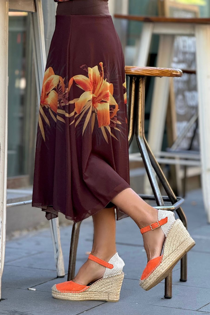 CM | Vestido largo con estampado de lirios marrón oscuro