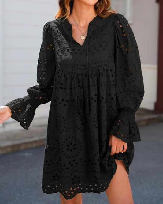 CM | Vestido corto de encaje con encanto atemporal