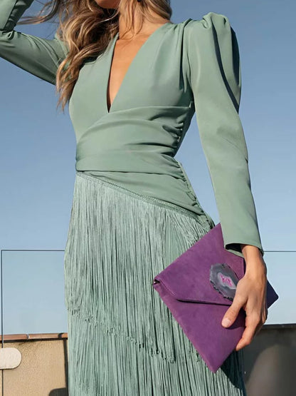 CM | Vestido largo con mangas largas, escote en V y detalle de flecos en el bajo