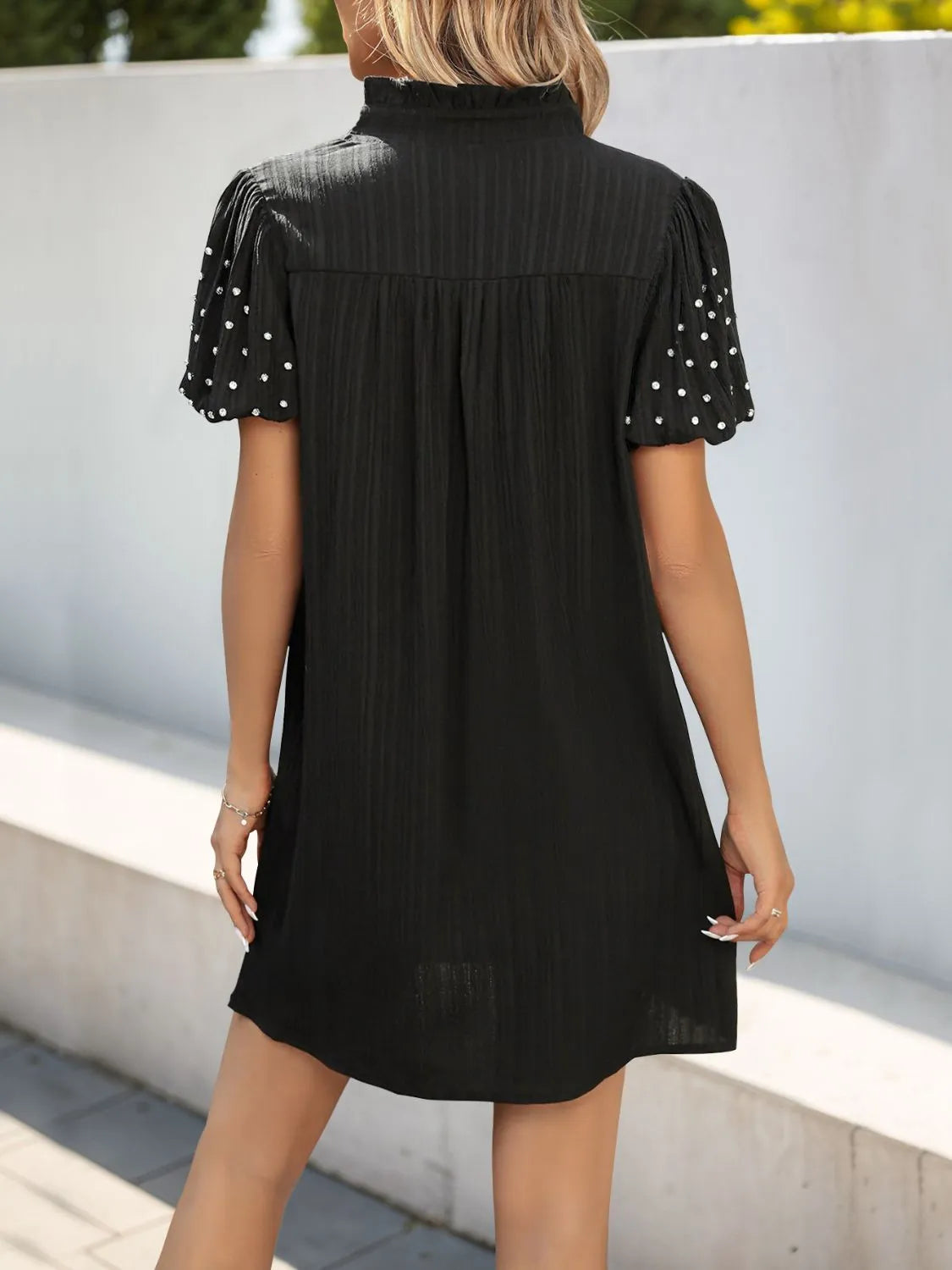 CM | Minivestido texturizado con escote en V y manga corta