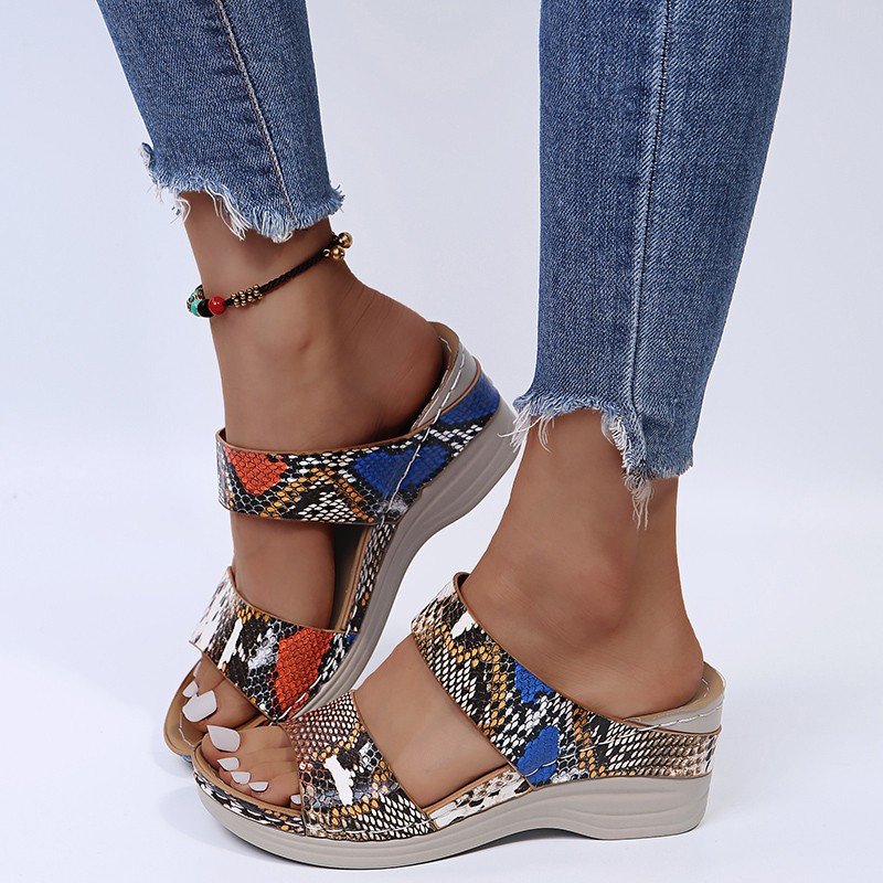 CM | Sandalias de cuña de piel con estampado de leopardo y suela blanda