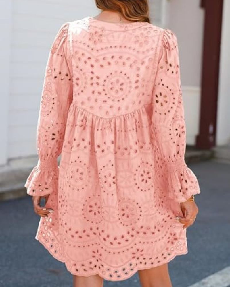 CM | Vestido corto de encaje con encanto atemporal