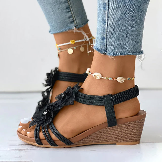 CM | Sandalias de cuña con adorno floral