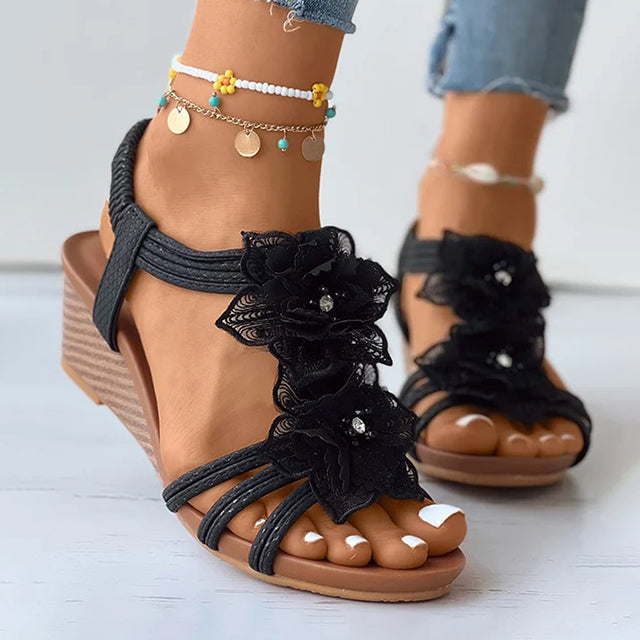 CM | Sandalias de cuña con adorno floral