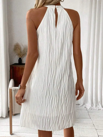 CM | Cautivador mini vestido sin mangas y espalda