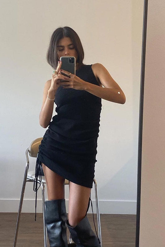 CM | Vestido corto sin mangas con textura y estilo moderno