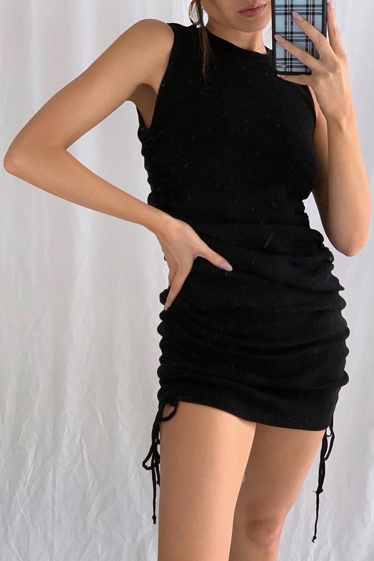 CM | Vestido corto sin mangas con textura y estilo moderno