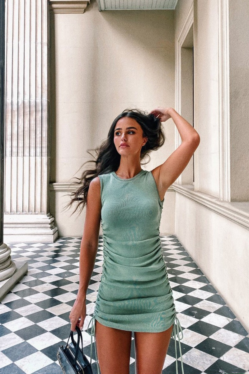 CM | Vestido corto sin mangas con textura y estilo moderno