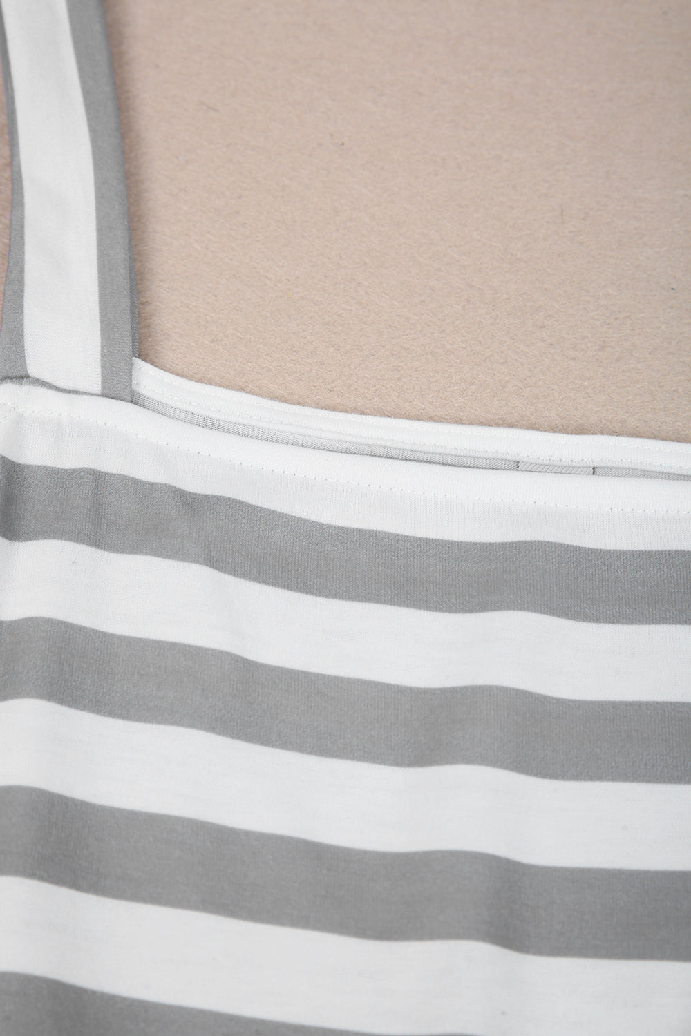 CM | Vestido largo con volantes y rayas