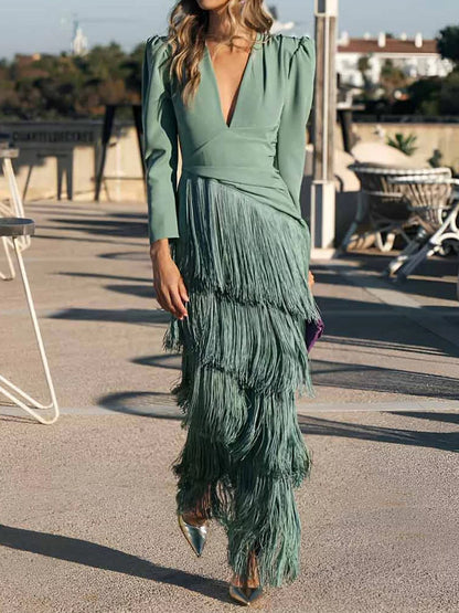 CM | Vestido largo con mangas largas, escote en V y detalle de flecos en el bajo
