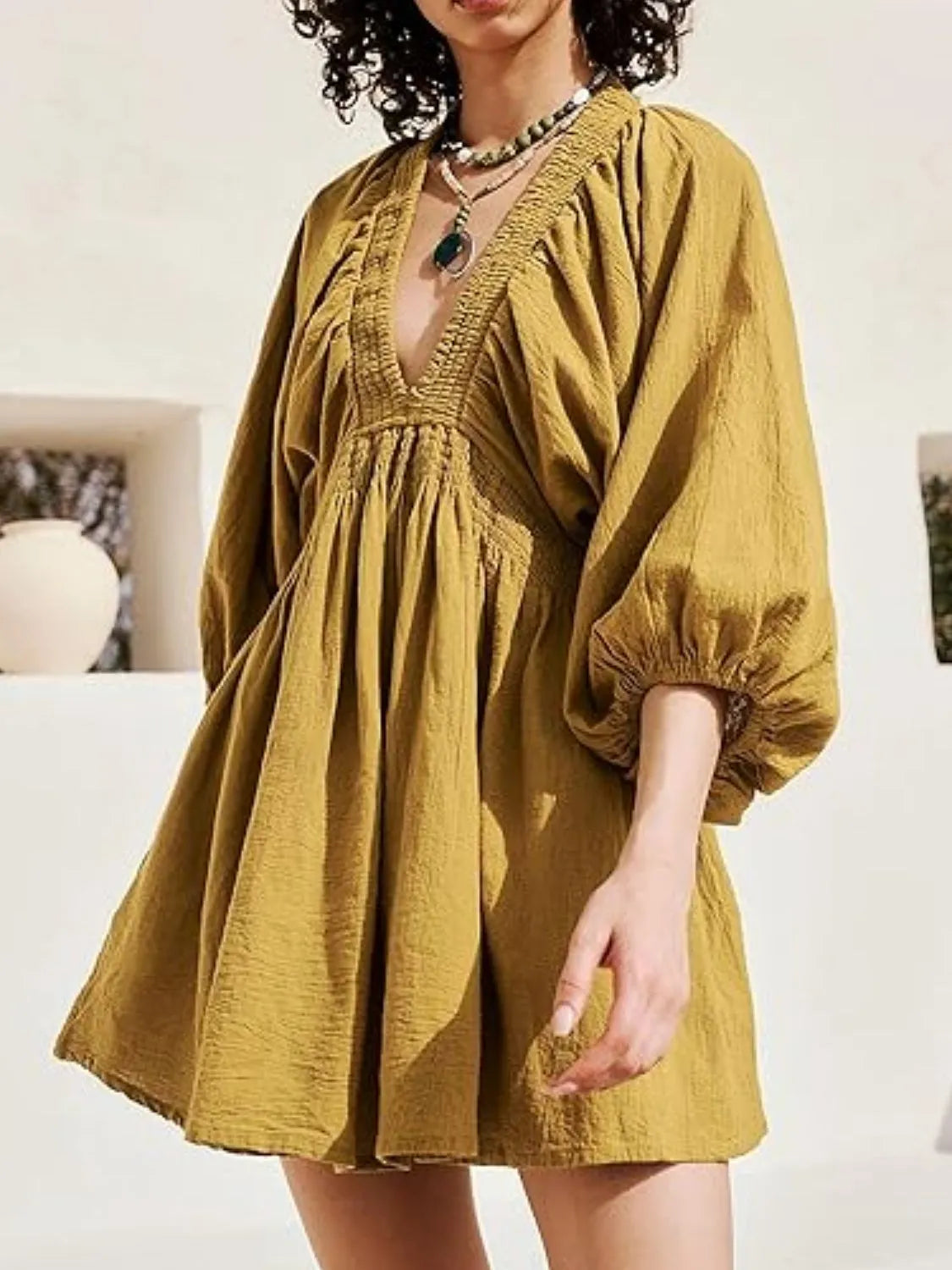 CM | Minivestido texturizado con escote en V