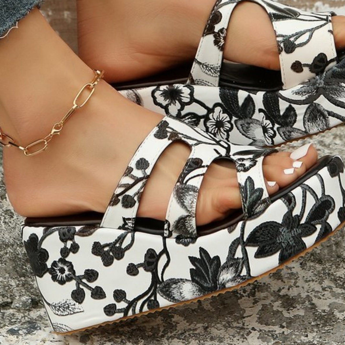 CM | Sandalias peep toe florales recortadas