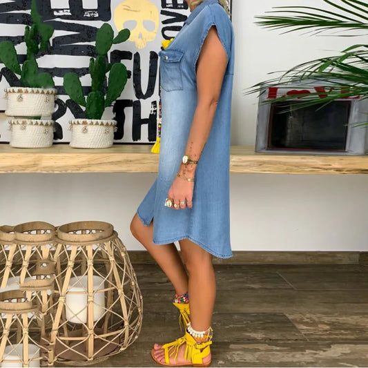 CM | Minivestido sin mangas con tapeta de botones en denim lavado