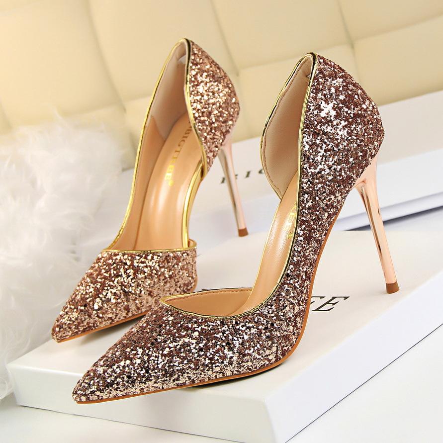 CM | Elegantes tacones de aguja con purpurina