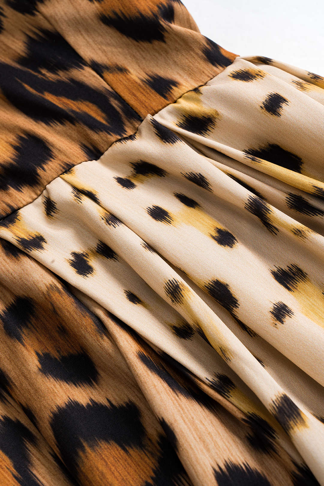 CM | Vestido midi con atrevido estampado de leopardo