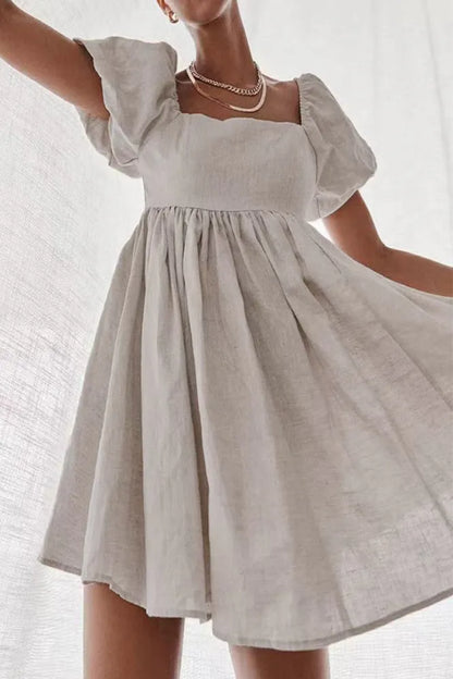 CM | Vestido casual sencillo con parches monocromáticos, escote cuadrado y manga corta princesa